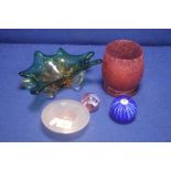 A COLLECTION OF ASSORTED COLOURED GLASS TO INCLUDE 2 GLASS PAPER WEIGHTS, A GLASS VASE ETC
