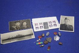 A COLLECTION OF MILITARY TYPE COLLECTABLES TO INCLUDE PHOTOGRAPHS BADGES BUTTONS ETC