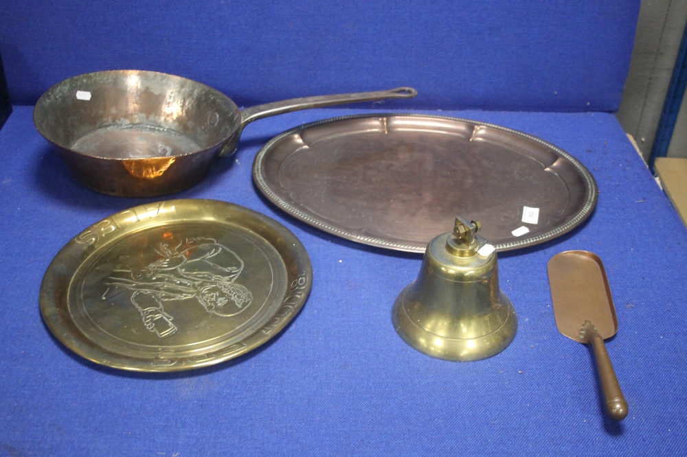 A QUANTITY OF COPPER AND BRASS TO INCLUDE A FRYING PAN AND A BELL