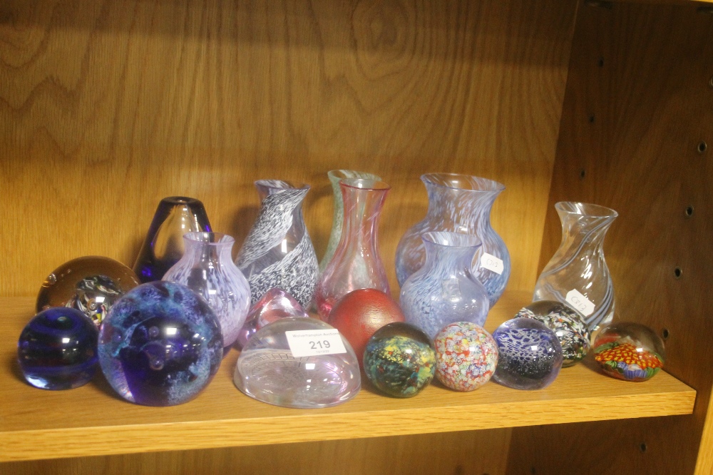A COLLECTION OF ASSORTED GLASSWARE TO INCLUDE PAPER WEIGHTS