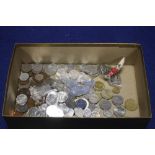 A COLLECTION OF ASSORTED COINS AND TOKENS