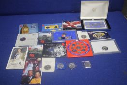 A COLLECTION OF COMMEMORATIVE COINS TO INCLUDE EDWARD VIII MEDALLIONS, STAMPS, COIN SETS ETC