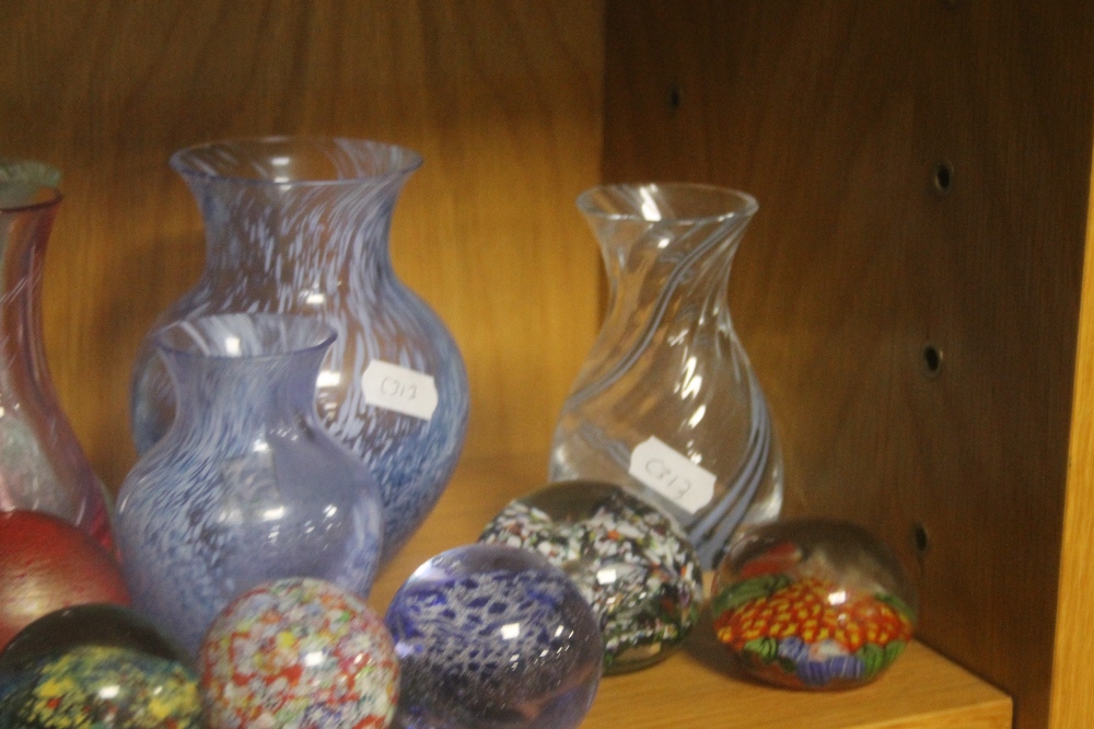 A COLLECTION OF ASSORTED GLASSWARE TO INCLUDE PAPER WEIGHTS - Image 3 of 3