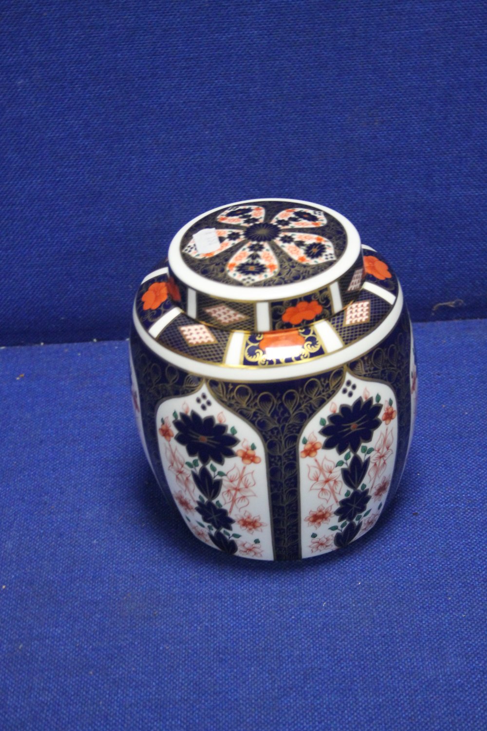 A ROYAL CROWN DERBY IMAMRI PATTERN GINGER JAR WITH LID H 18 CM