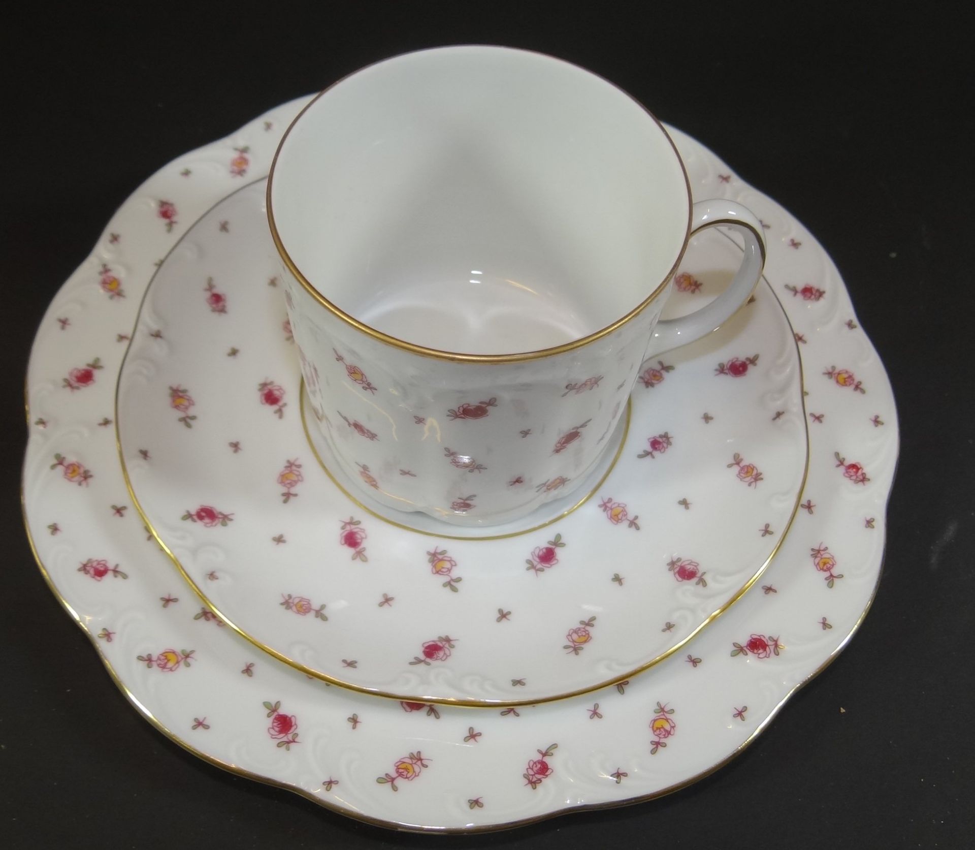 46 tg. Geschirr "Rosenthal", für 8 Pers.  Classic rose collection, 1x minim. Chip - Bild 2 aus 6