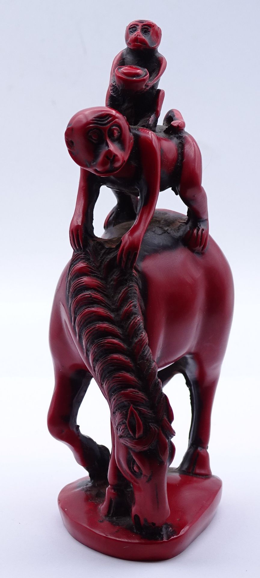 Geschnitzte Figurengruppe aus Pferd und Affen aus roter Kunstmasse, H. 16 cm - Bild 2 aus 6