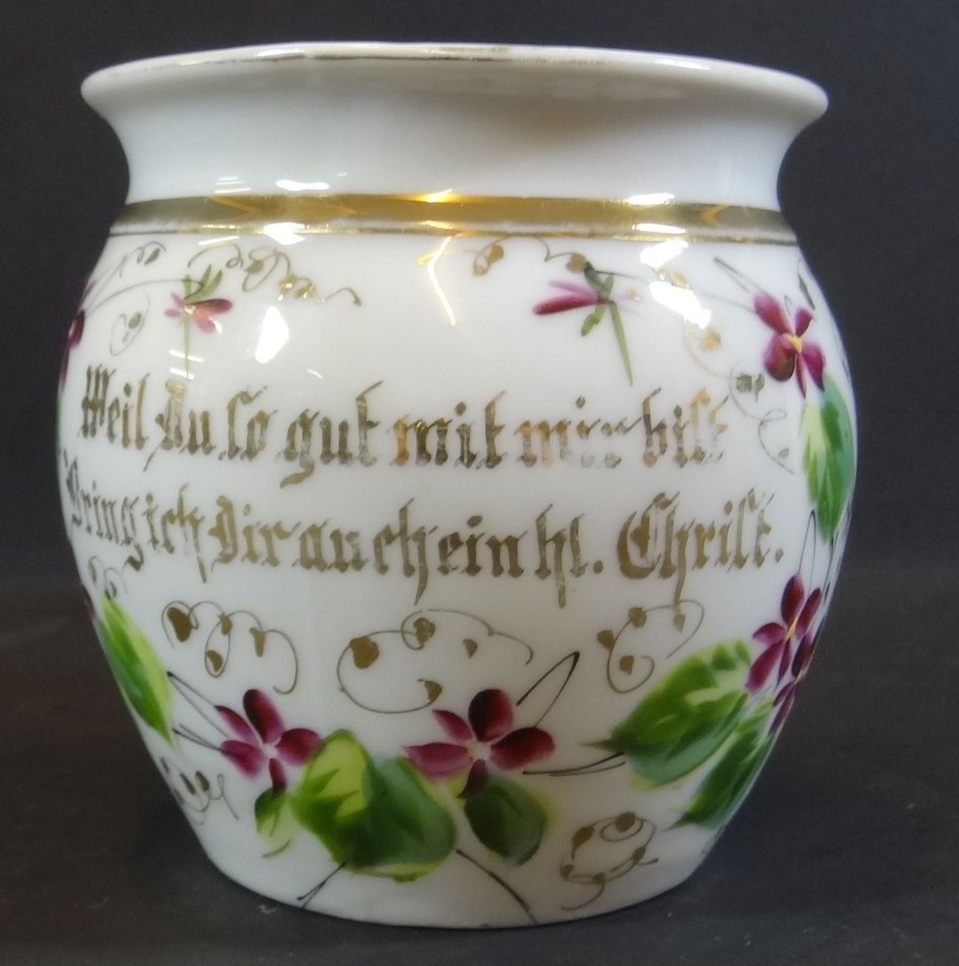 grosse Tasse mit christl. Spruch und Veilchendekor, Gold tw. berieben, H-10 cm