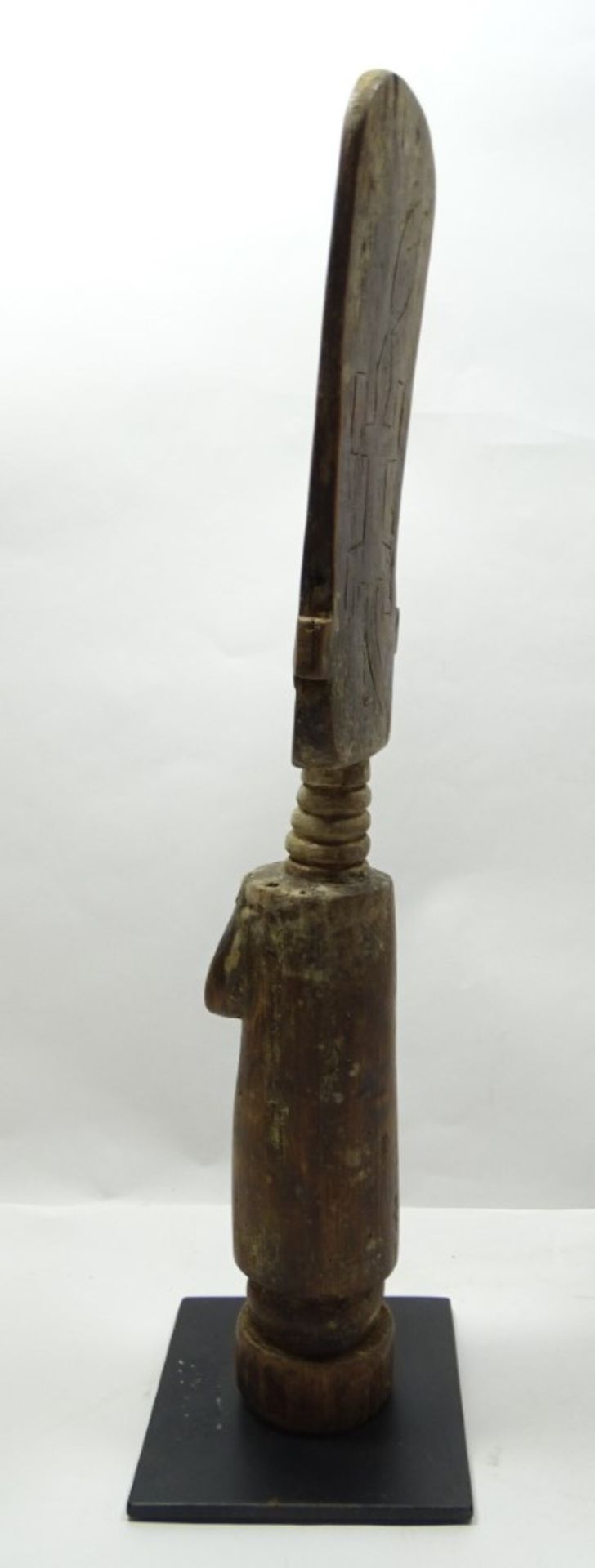 Afrikanische Holzstatuette auf Standplatte, H. 39 cm, mit Altersspuren - Bild 3 aus 7