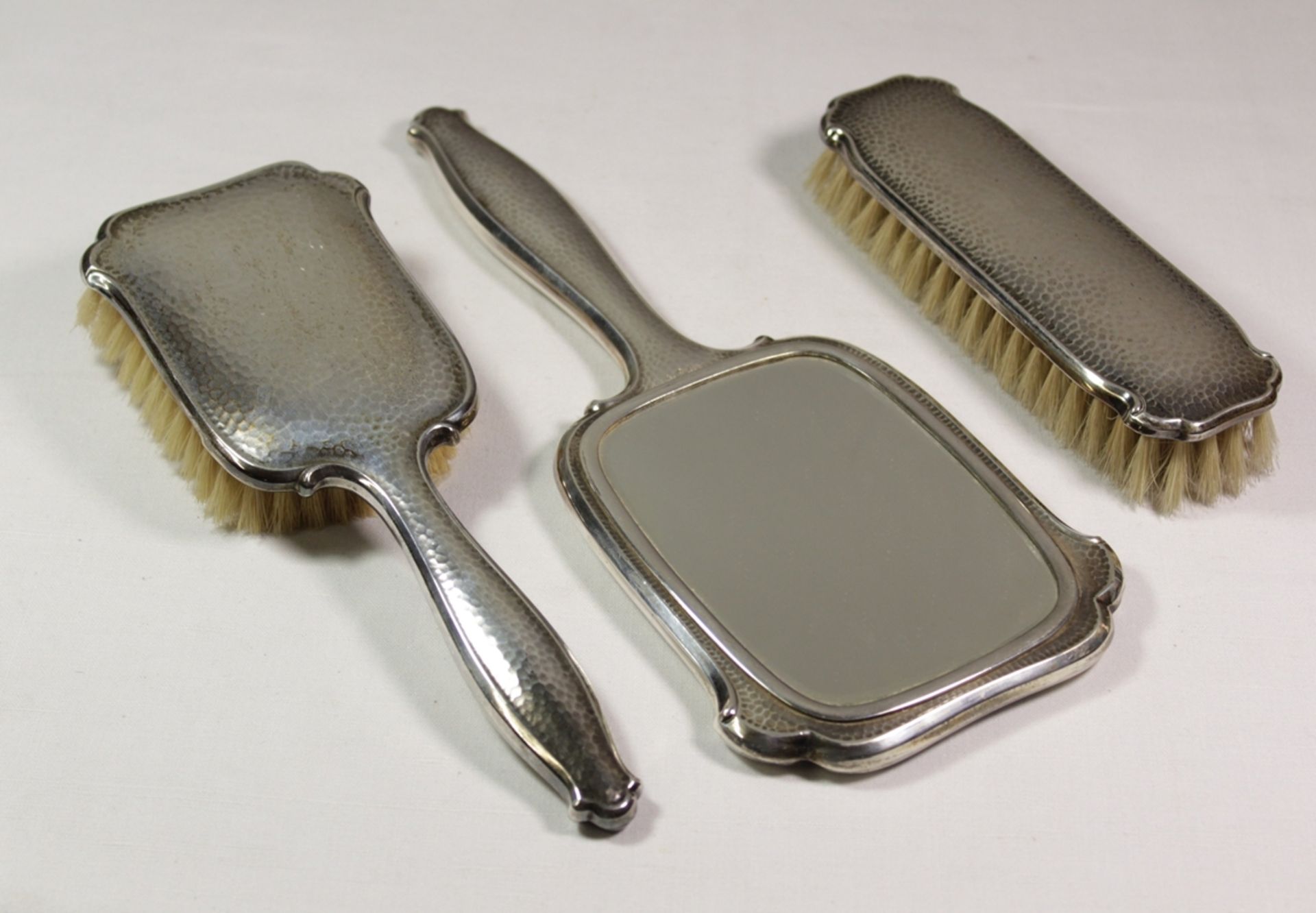 Set, Handspiegel, 2x Kleiderbürsten, 835er Silber, beo Handspiegel Füllung gebrochen, ca. L-28,5cm.