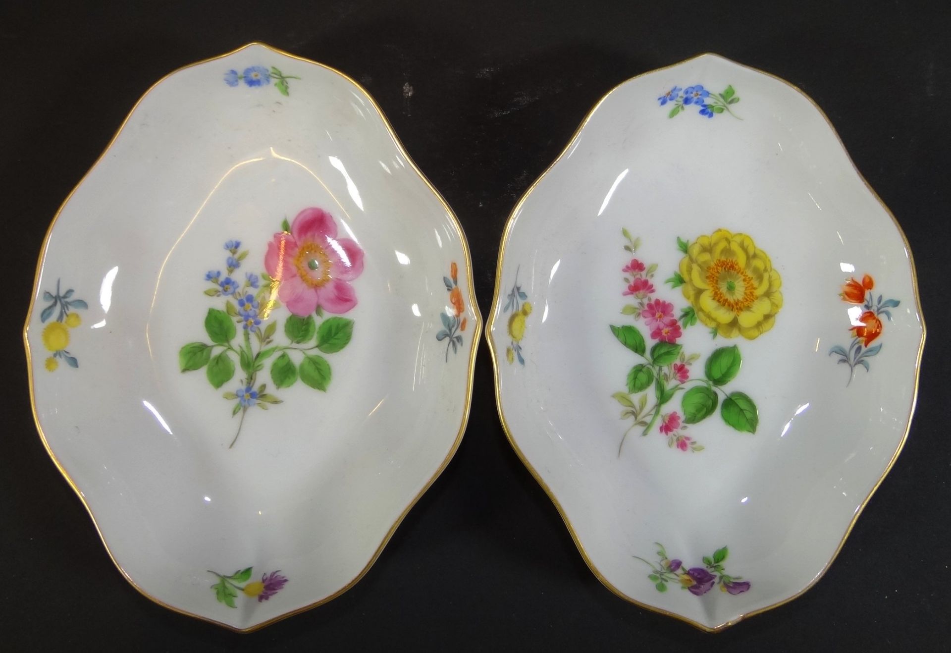 2x kl. Schälchen "Meissen" Blumen, beide 2.Wahl, 1x mit minimalen Goldrand-Beschädigung?, 12x10 cm