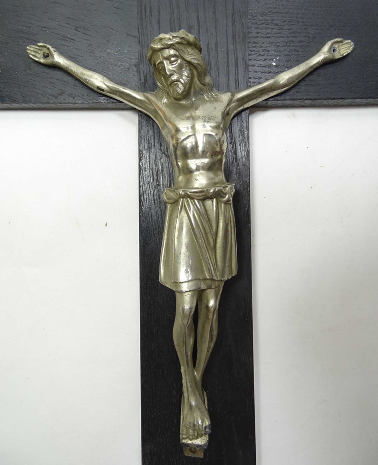 Kruzifix und Medaillon "Hl. Bruder Konrad bitte f. uns", um 1930, Holz und Metall, 60 x 34 cm, mit  - Bild 3 aus 7