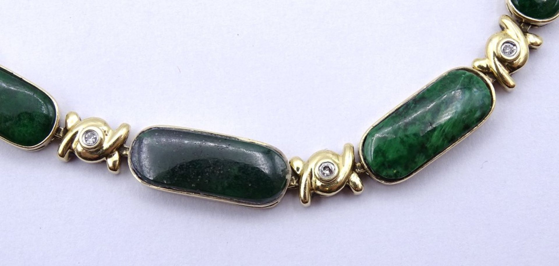 750er GG Armband mit grünen Edelsteinen und 8 Brillanten,L- 19 cm, B- 5,8 mm, 11,3 g. - Bild 6 aus 6