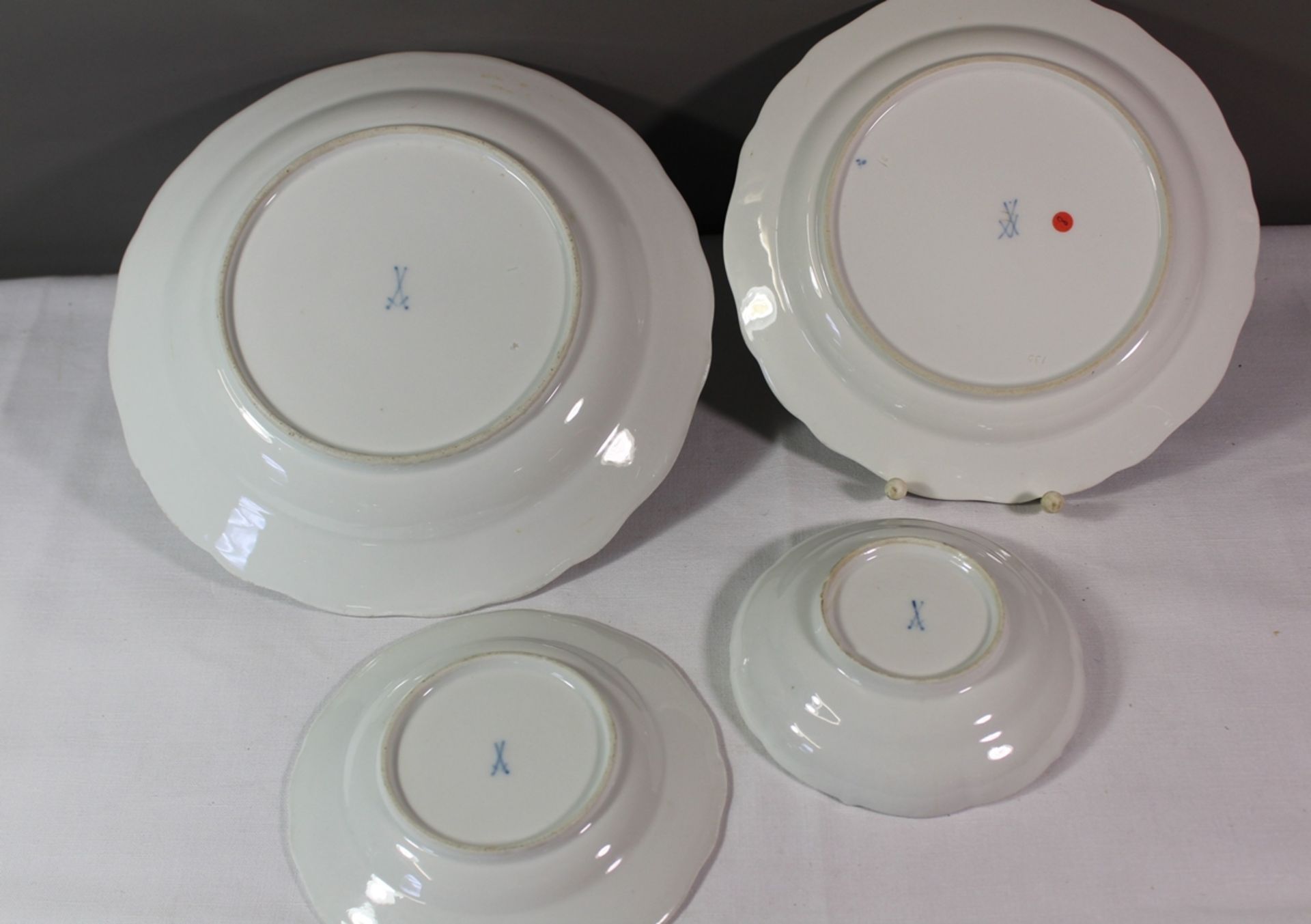 4x untersch. Teller, Meissen Schwertermarke, blaue Bemalung, Untertasse (Haarrris) 1. Wahl,  kl. Te - Bild 4 aus 5