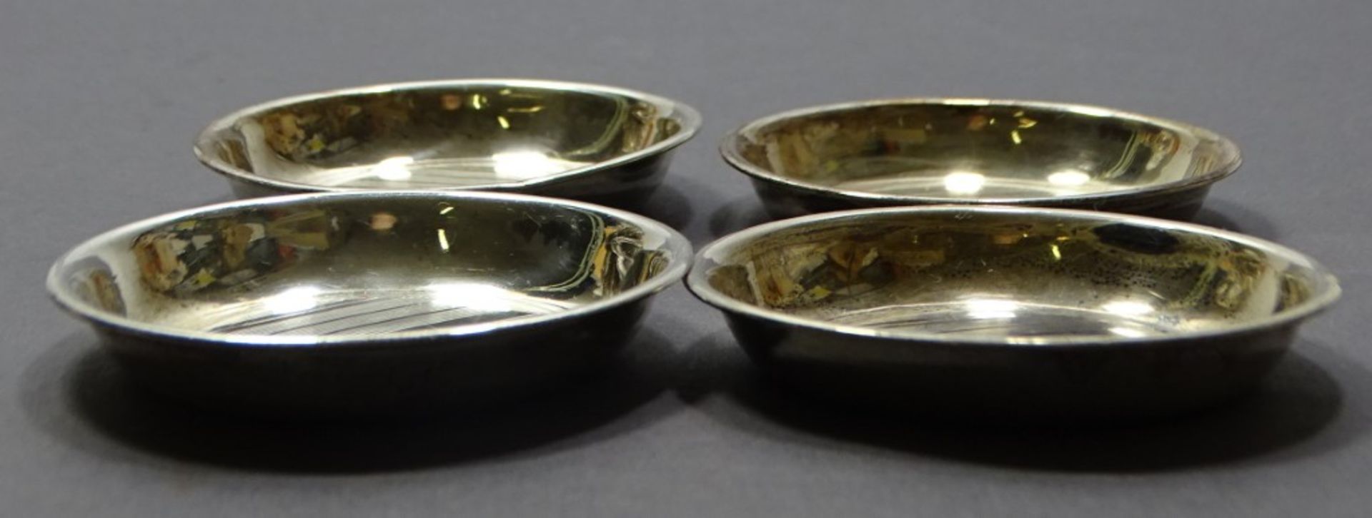 4 Silberuntersetzer oder Ähnliches, Sterling, 6,5 cm, H. 1 cm, zus. 53 gr., kleine Kratzer, reinign - Bild 3 aus 4