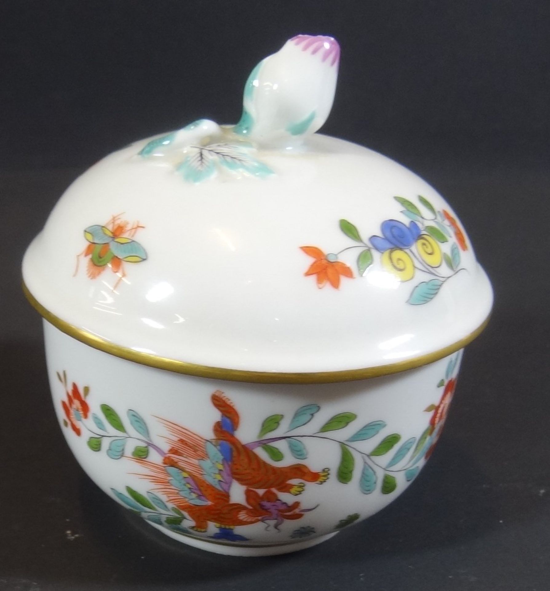 kl. Deckeldose "Meissen" roter Drache mit indianischen Blumen, 1.Wahl, H-9 cm, D-7 cm