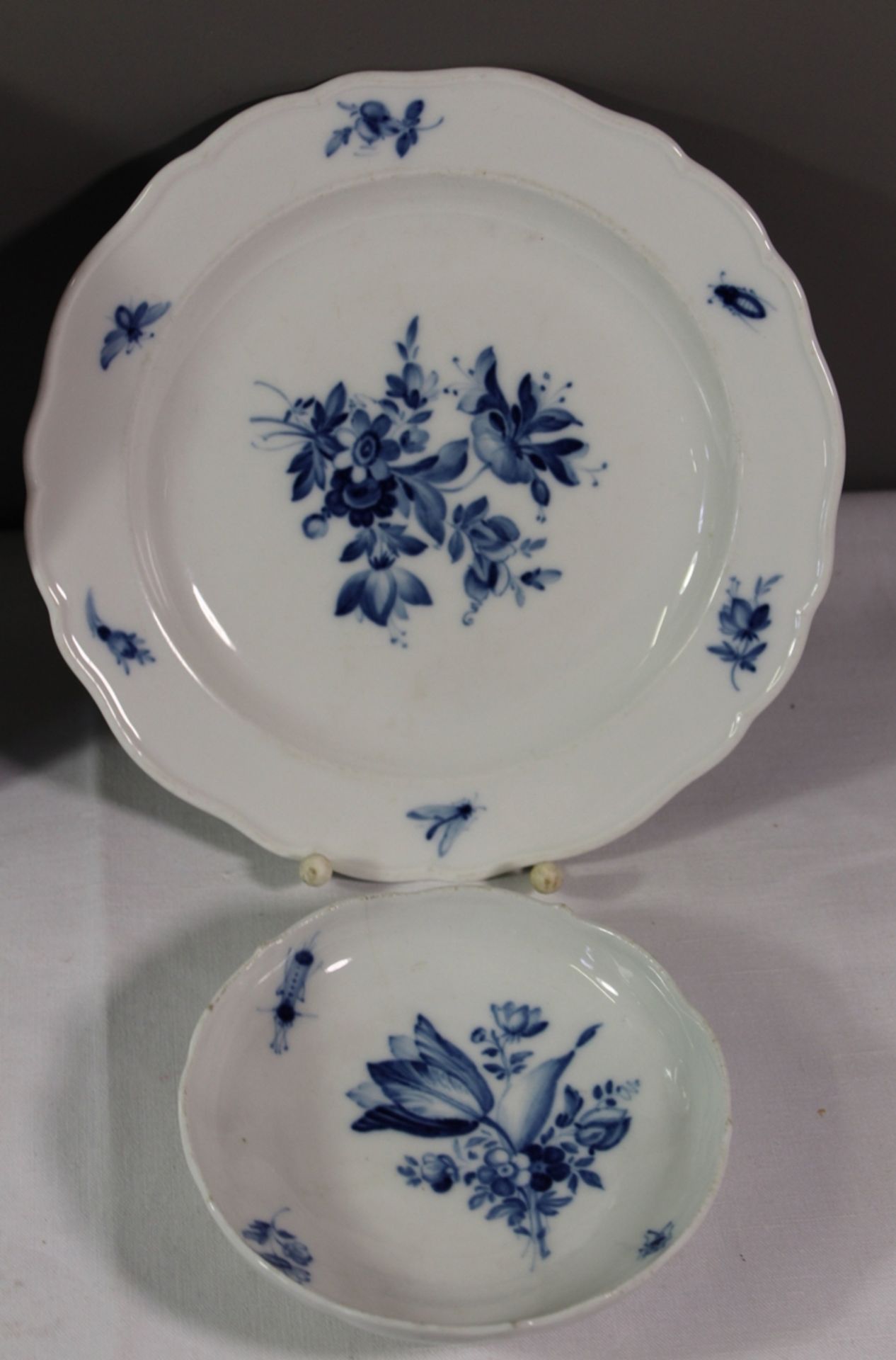 4x untersch. Teller, Meissen Schwertermarke, blaue Bemalung, Untertasse (Haarrris) 1. Wahl,  kl. Te - Bild 3 aus 5