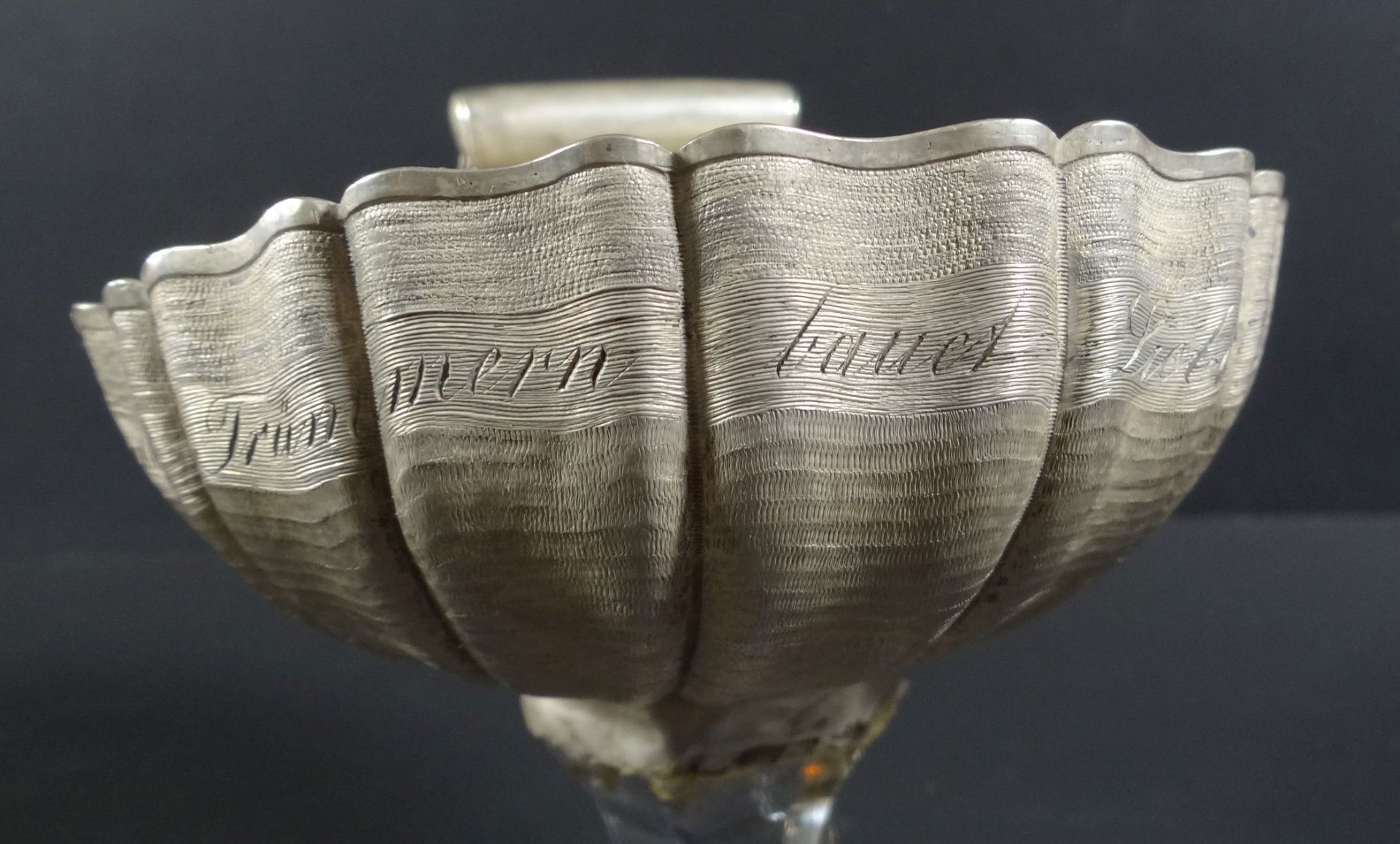 Biedermeier-Muschelschale auf bunten  Glasstand, Silber, mit Spruch "Auch auf Trümmern bauet Liebe  - Bild 4 aus 6