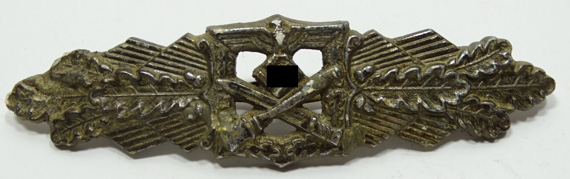 Nahkampfspange, 2. WK, in Bronze?, Rückseite mit Herstellernennung, Altersspuren und Abplatzer vorh