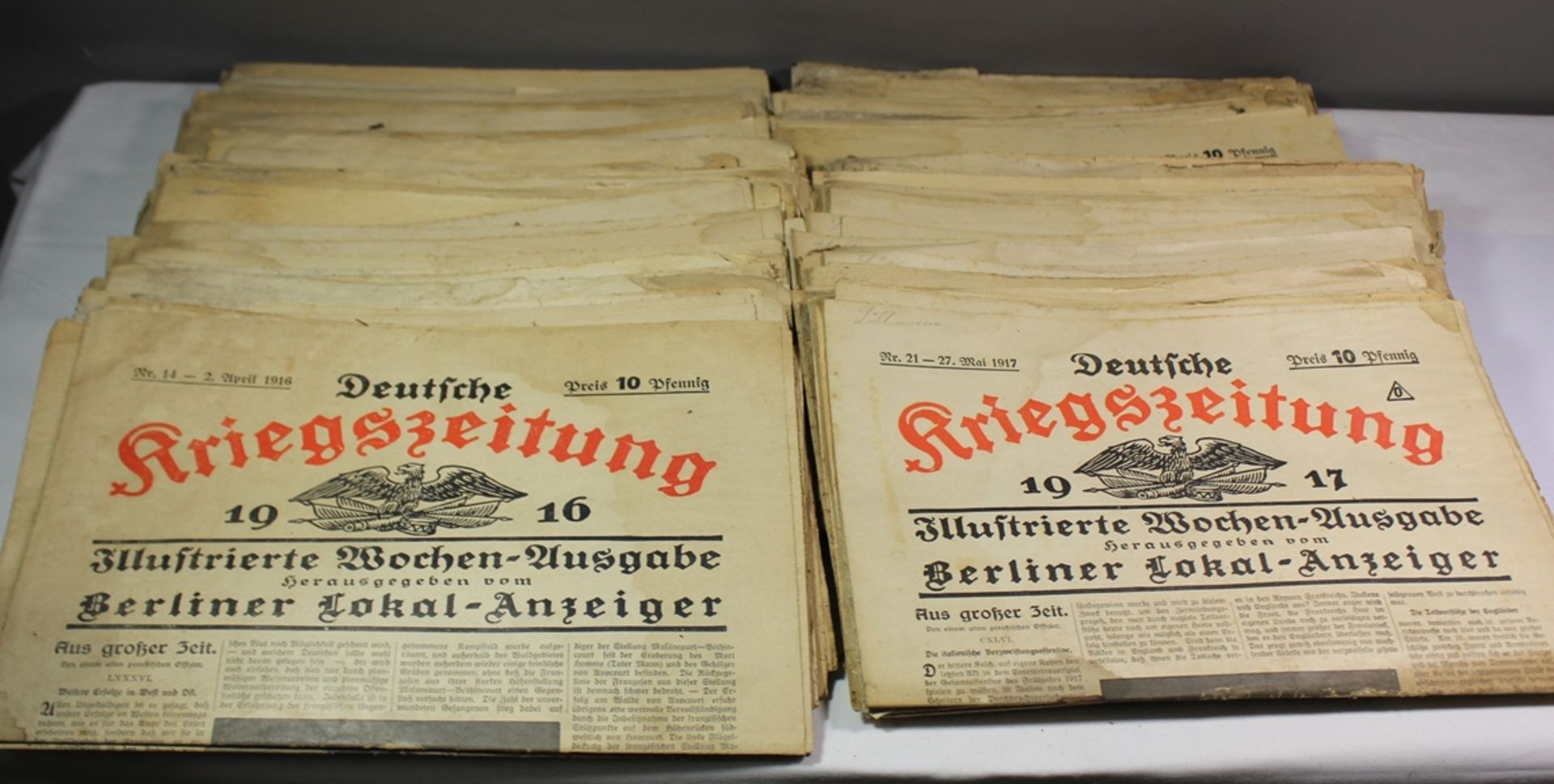 ca. 65 div. Ausgaben "Deutsche Kriegszeitung", 1916/17, Altersspuren.