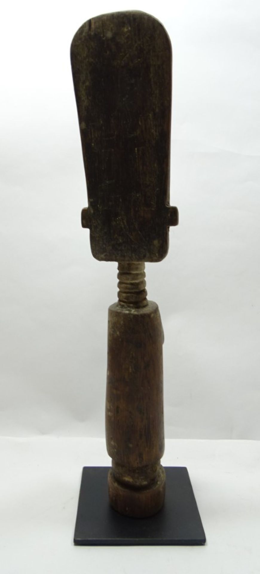 Afrikanische Holzstatuette auf Standplatte, H. 39 cm, mit Altersspuren - Bild 4 aus 7