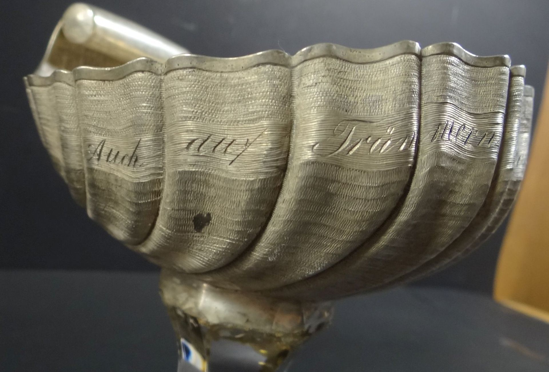 Biedermeier-Muschelschale auf bunten  Glasstand, Silber, mit Spruch "Auch auf Trümmern bauet Liebe  - Bild 3 aus 6