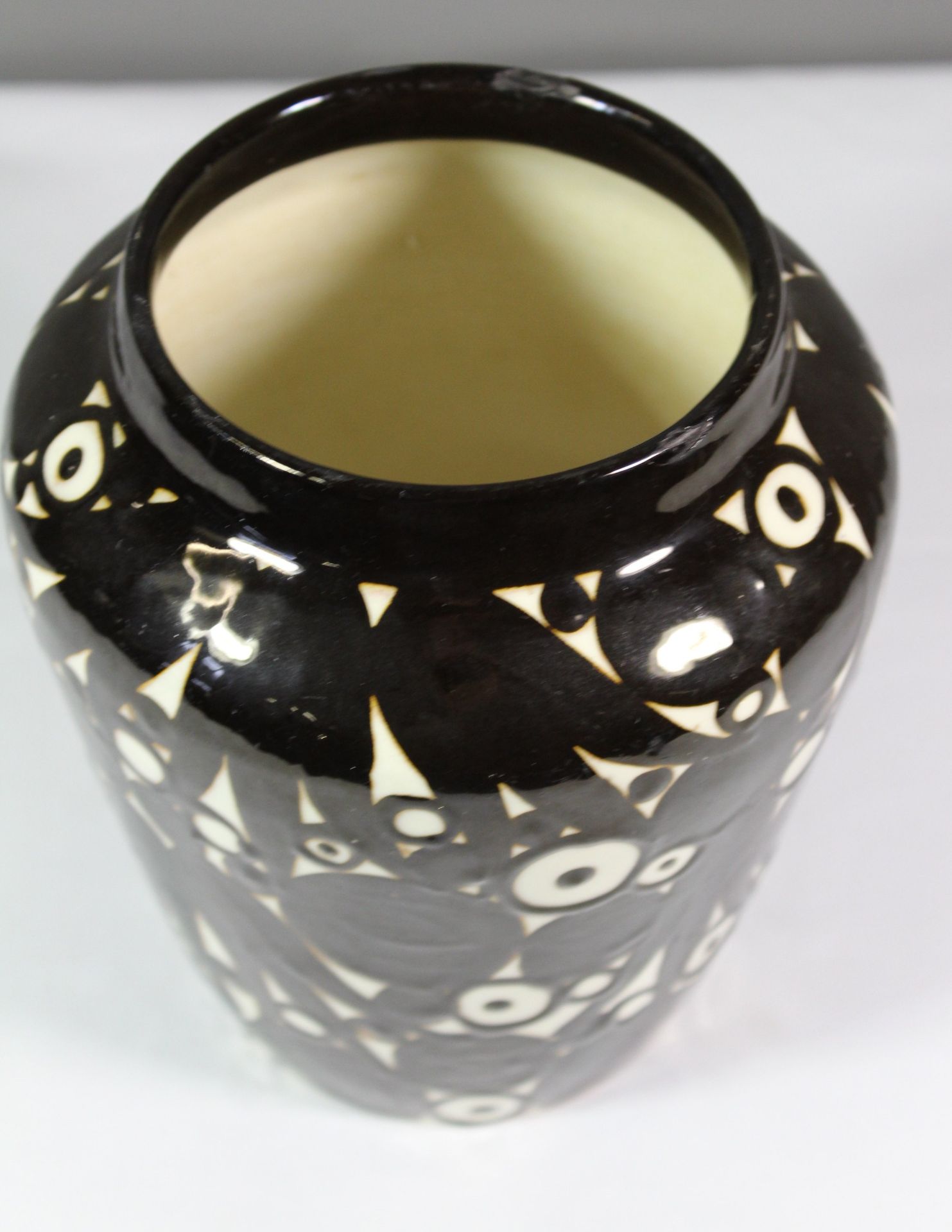 Art-Déco Vase, schwarzes Dekor, gemarkt, oberer Rand und bestossen, H-17cm. - Bild 2 aus 6