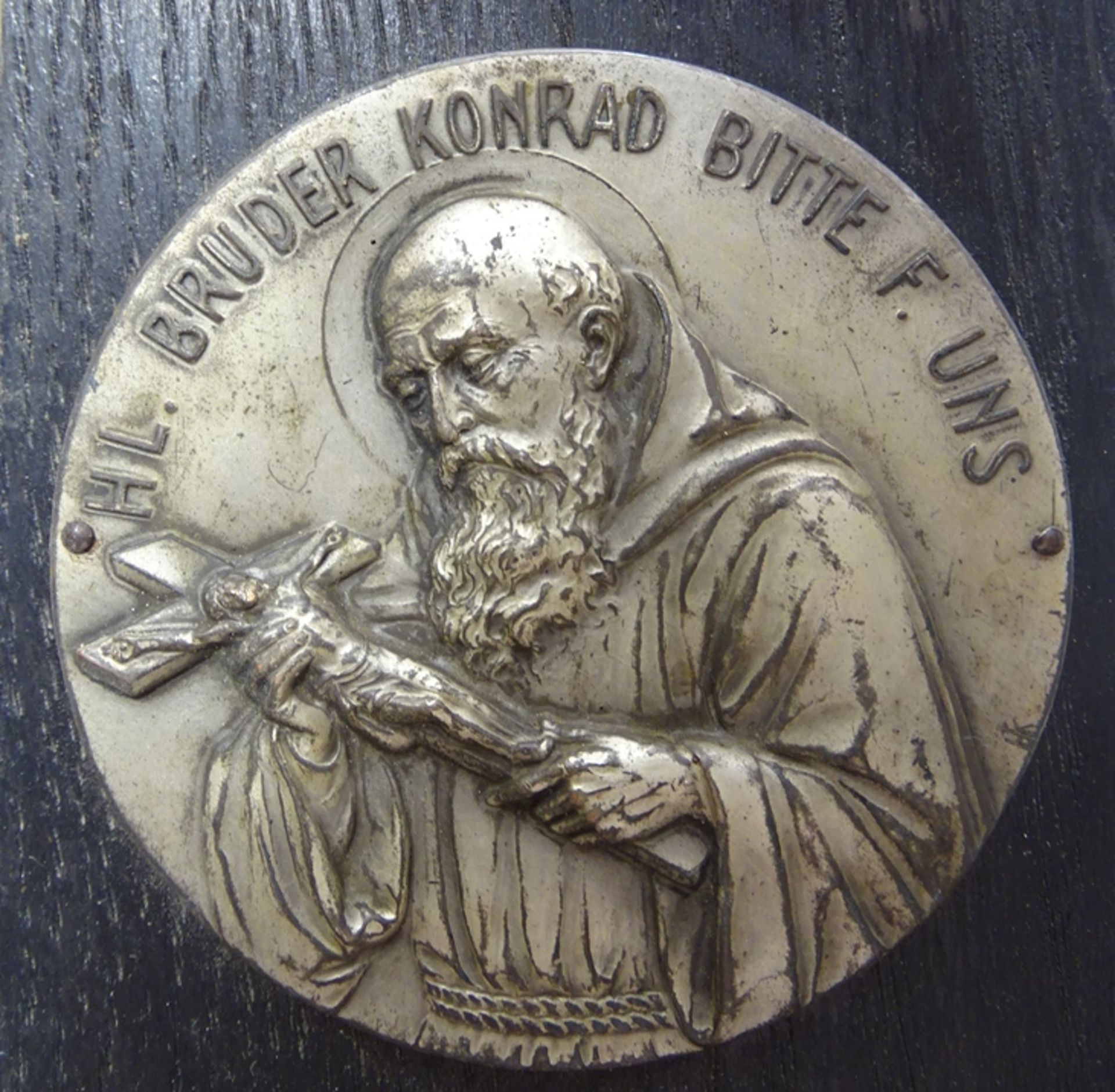 Kruzifix und Medaillon "Hl. Bruder Konrad bitte f. uns", um 1930, Holz und Metall, 60 x 34 cm, mit  - Bild 2 aus 7