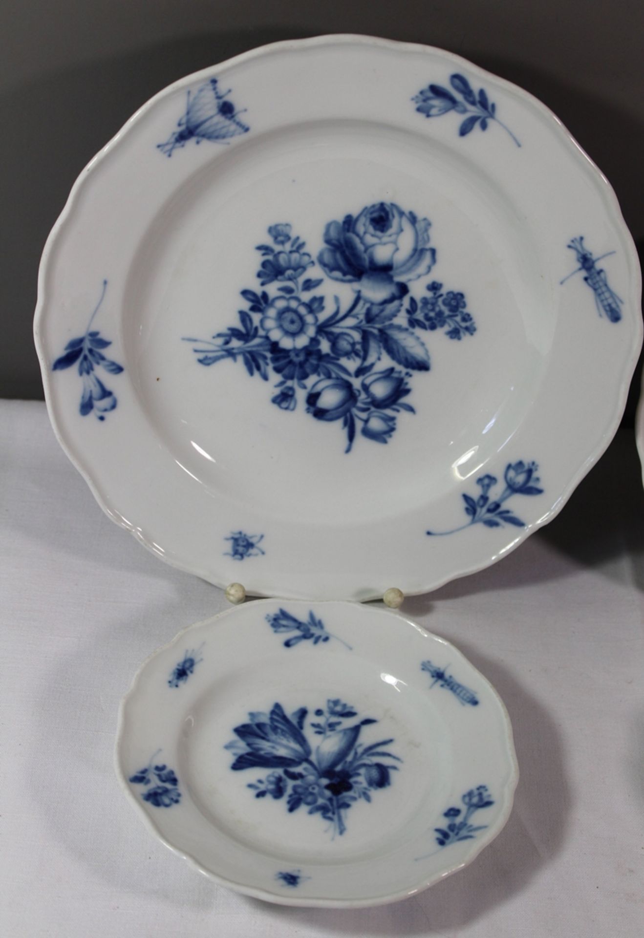 4x untersch. Teller, Meissen Schwertermarke, blaue Bemalung, Untertasse (Haarrris) 1. Wahl,  kl. Te - Bild 2 aus 5