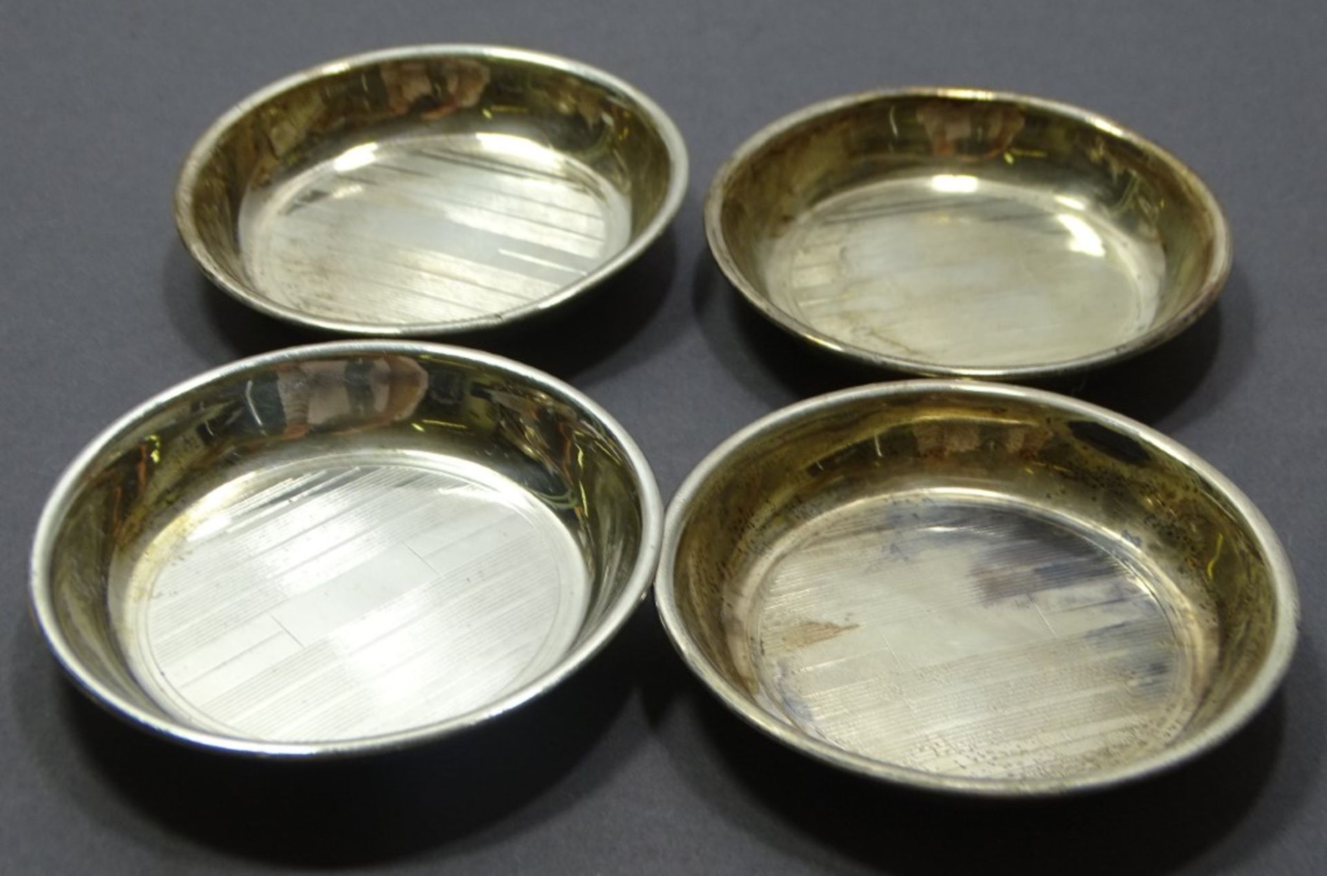 4 Silberuntersetzer oder Ähnliches, Sterling, 6,5 cm, H. 1 cm, zus. 53 gr., kleine Kratzer, reinign - Bild 2 aus 4