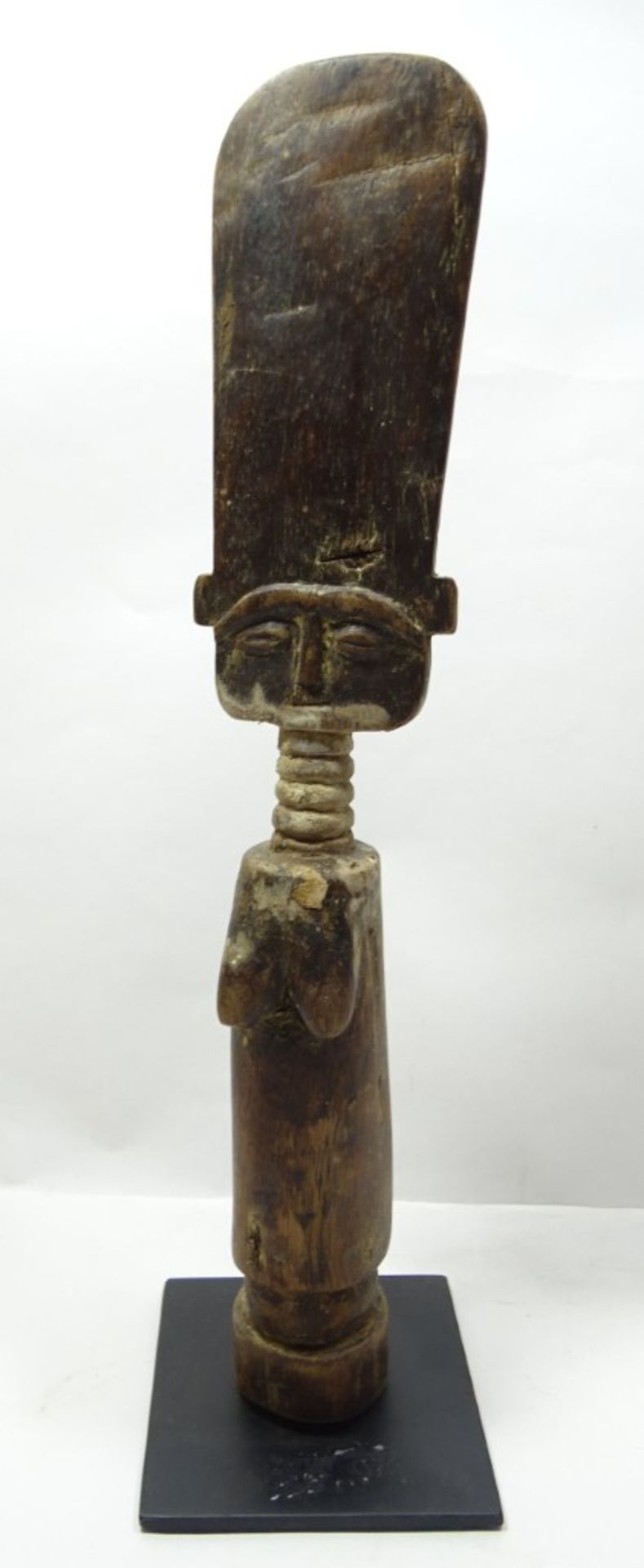 Afrikanische Holzstatuette auf Standplatte, H. 39 cm, mit Altersspuren