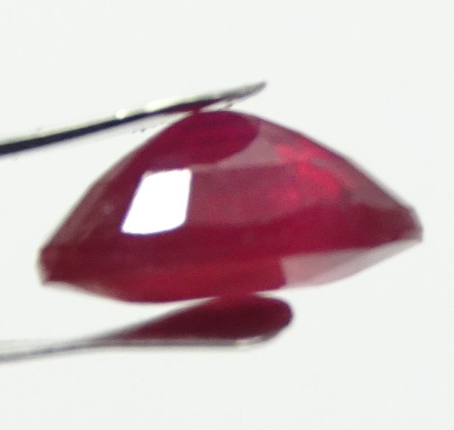 Behandelter Rubin im Ovalschliff, 3,66 ct., 1,2 x 0,8 x 0,5 cm - Bild 4 aus 5