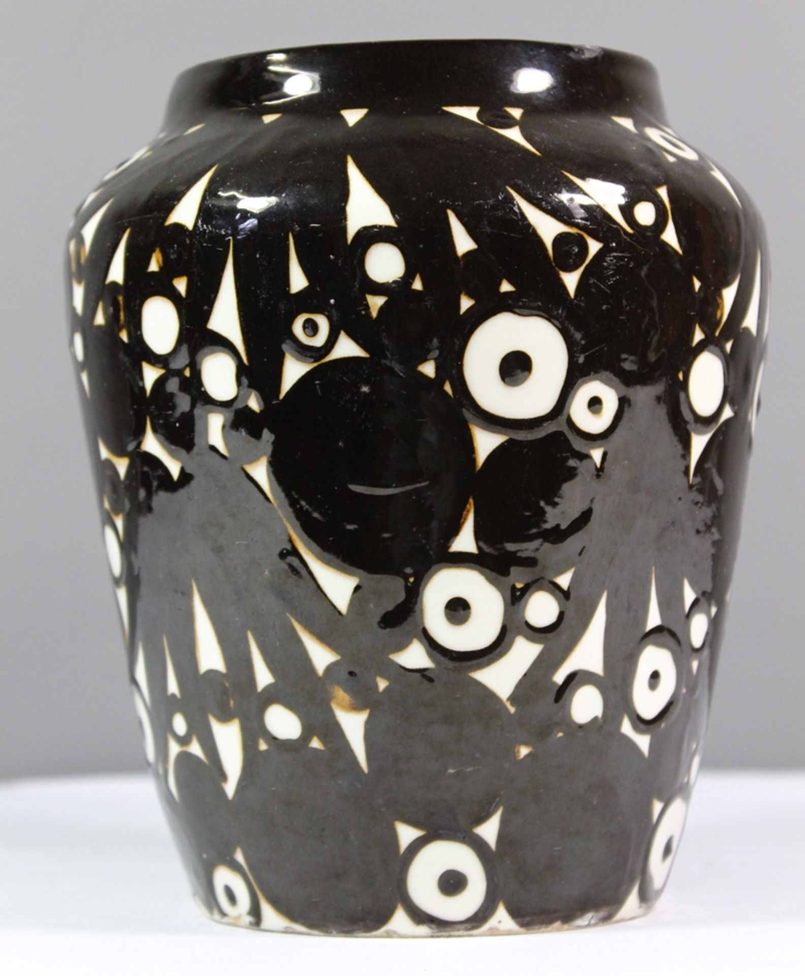 Art-Déco Vase, schwarzes Dekor, gemarkt, oberer Rand und bestossen, H-17cm.