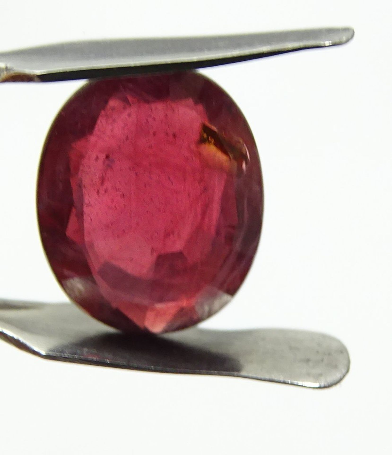 Behandelter Rubin im Ovalschliff, 4,72 ct., 1,1 x 0,9 x 0,4 cm