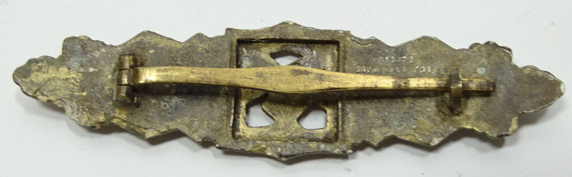 Nahkampfspange, 2. WK, in Bronze?, Rückseite mit Herstellernennung, Altersspuren und Abplatzer vorh - Bild 3 aus 5