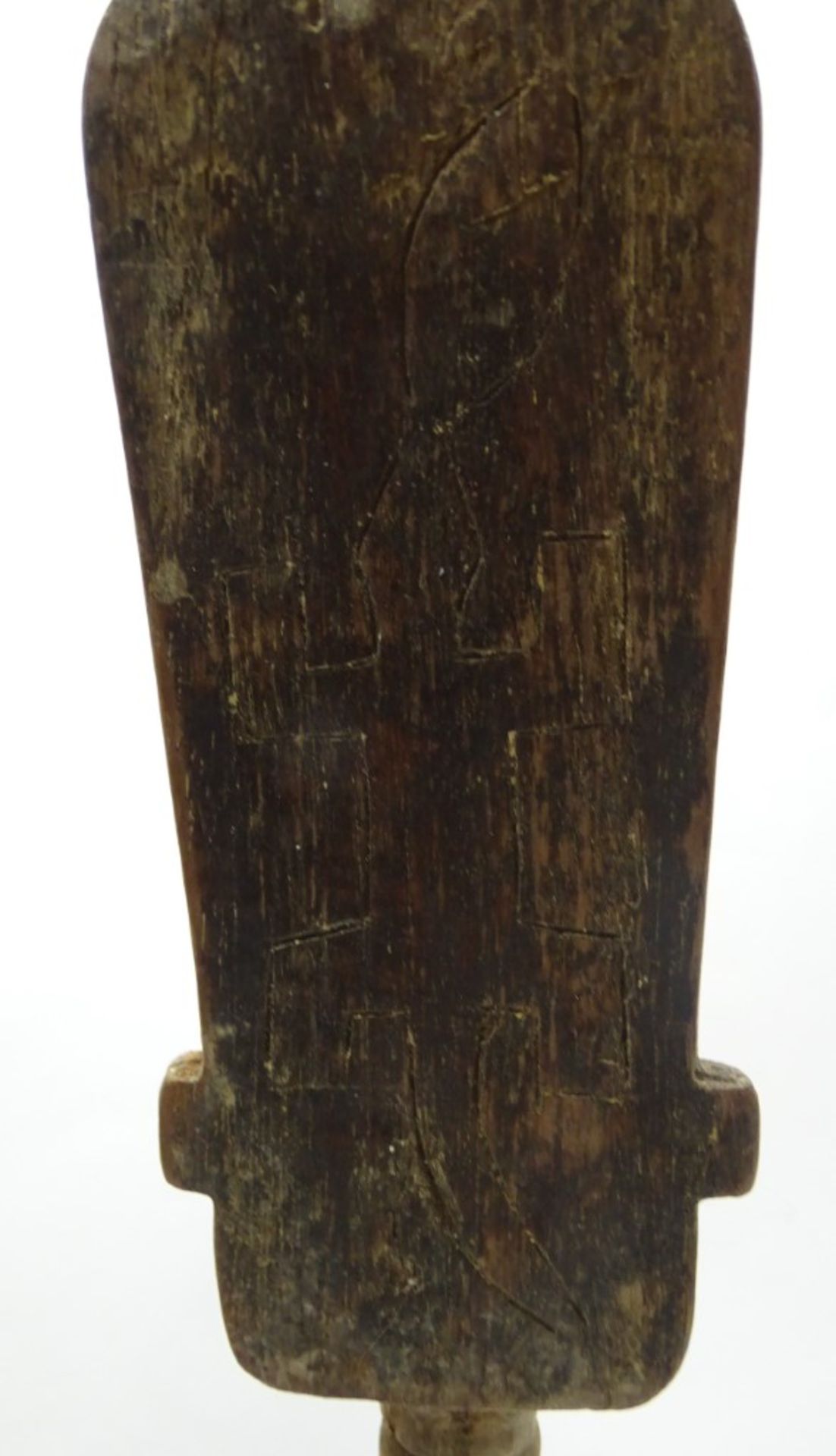 Afrikanische Holzstatuette auf Standplatte, H. 39 cm, mit Altersspuren - Bild 5 aus 7