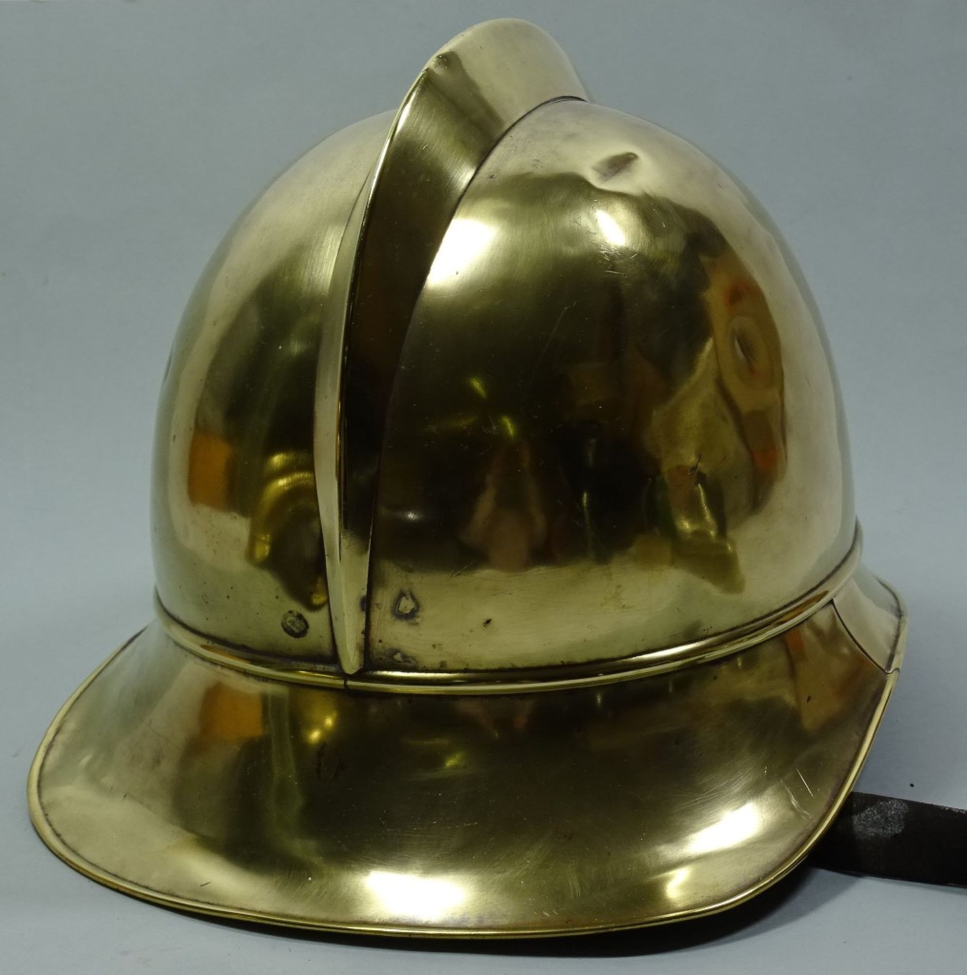 Alter Feuerwehrhelm, Messing, außen mit Dellen, Futter mit Altersspuren - Bild 5 aus 6