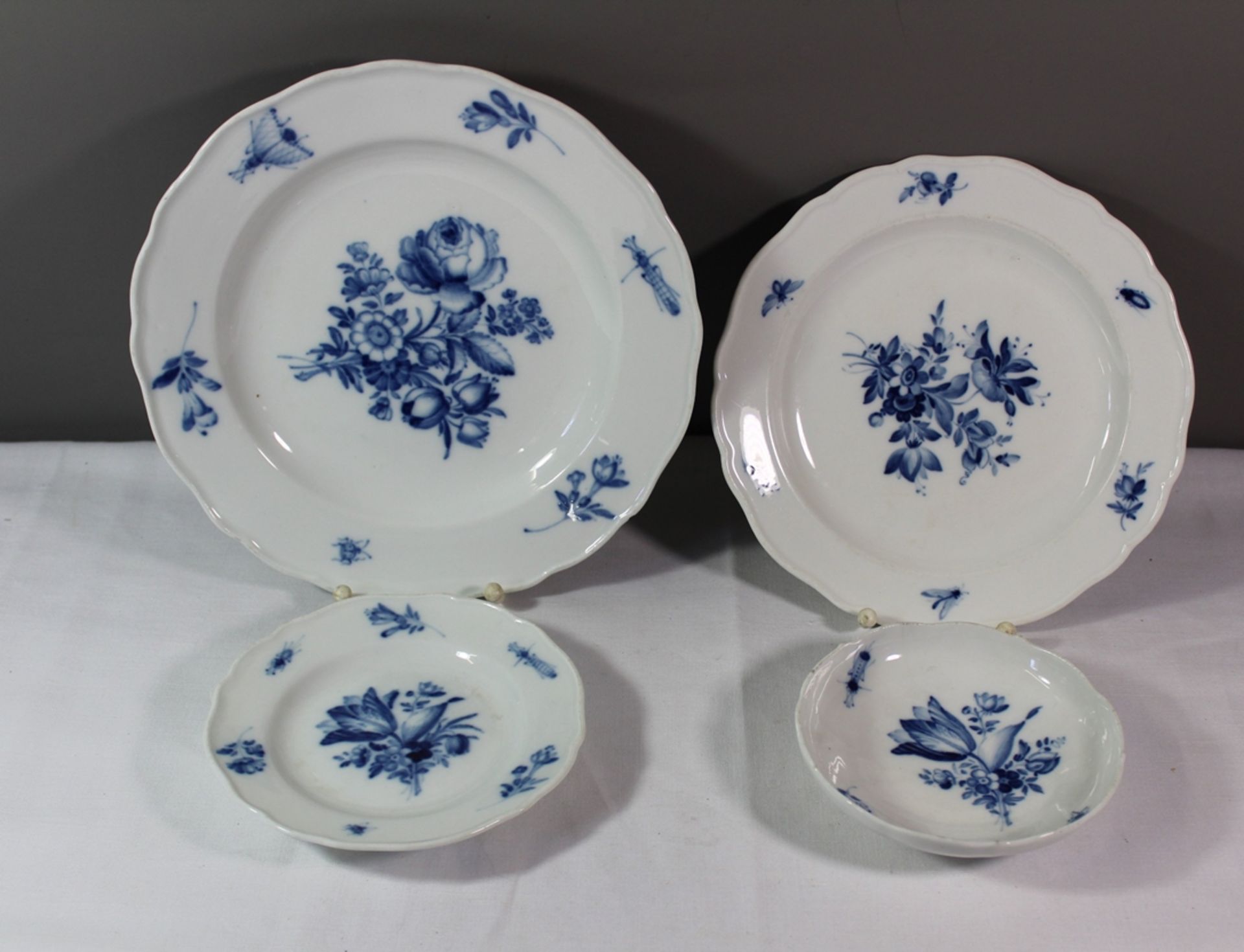 4x untersch. Teller, Meissen Schwertermarke, blaue Bemalung, Untertasse (Haarrris) 1. Wahl,  kl. Te