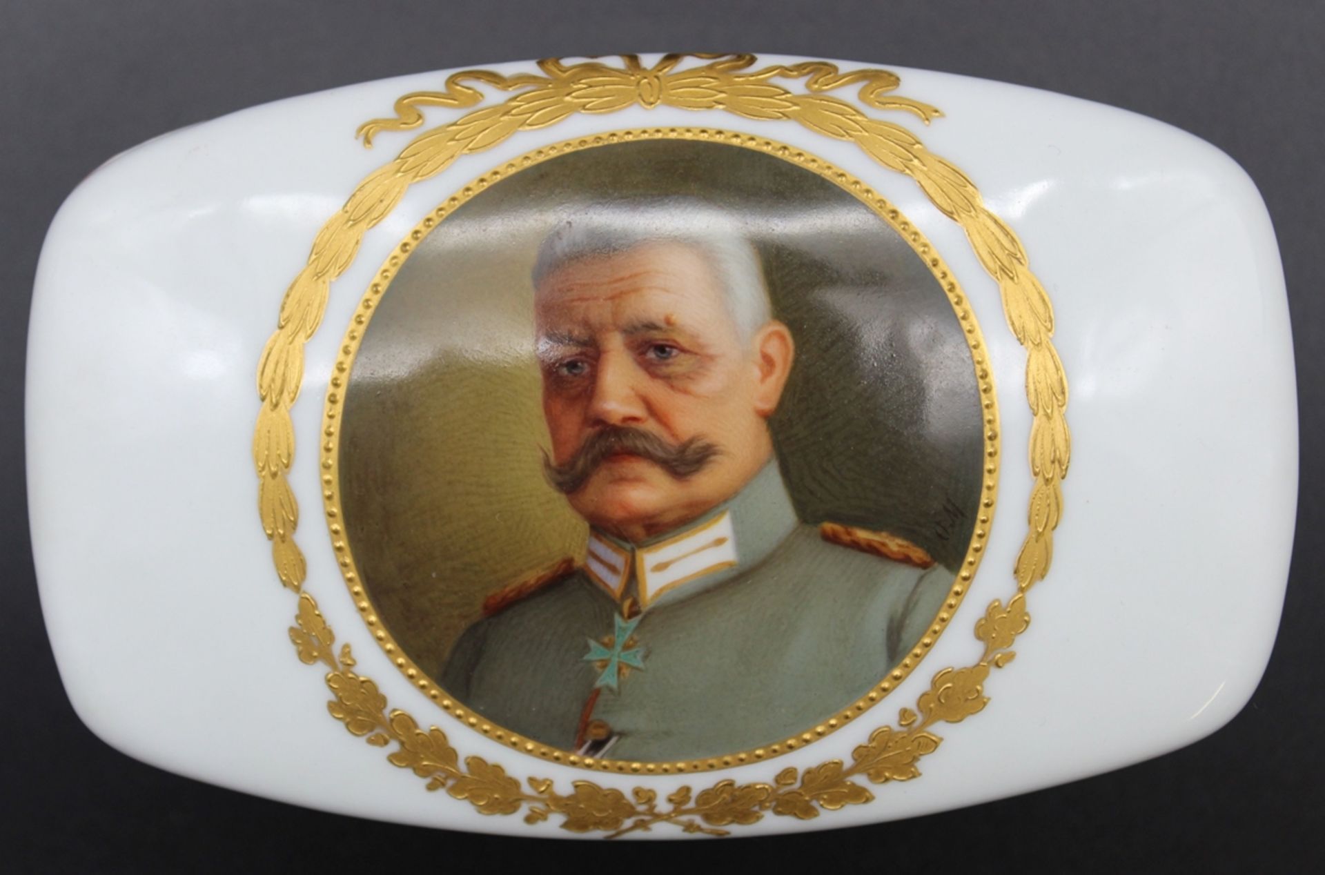 schöne Zierdose, Heubach, wohl um 1915/20, Portraitbemalung v. Hindenburg, Goldzier teilw. beriebe, - Bild 3 aus 6