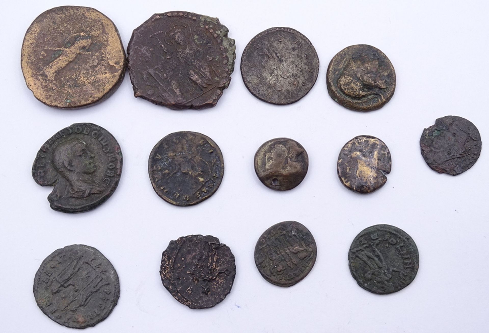 13  antike Münzen, Alters- und Gebrauchsspuren