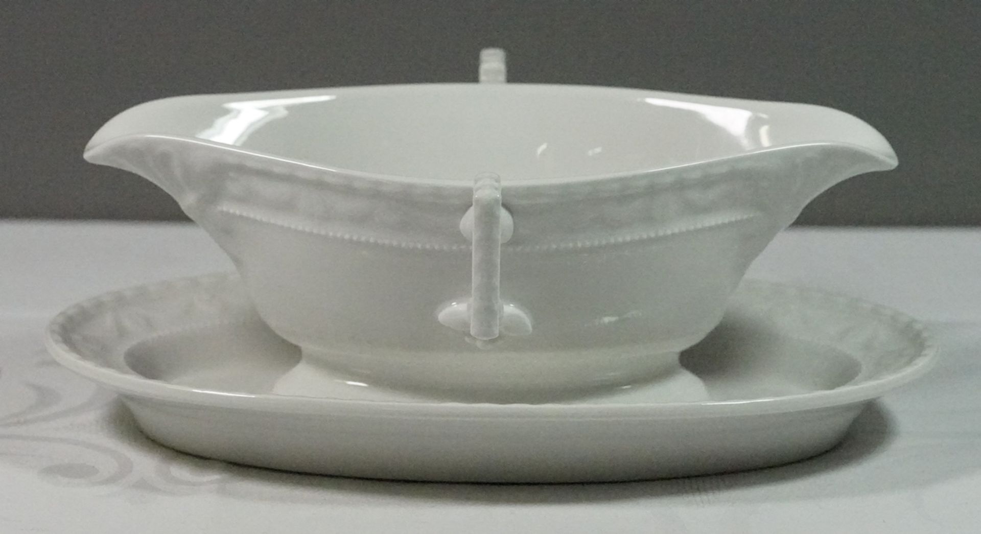 Sauciere, KPM Berlin, Kurland, Weißporzellan, H-9cm B-24,5cm.