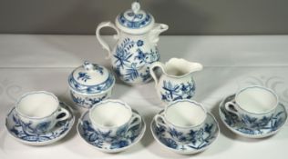 Zwiebelmuster-Mokka-Service für 4 Personen, Meißen, Schwertermarke, 1. Wahl ausser Milchkännchen (2