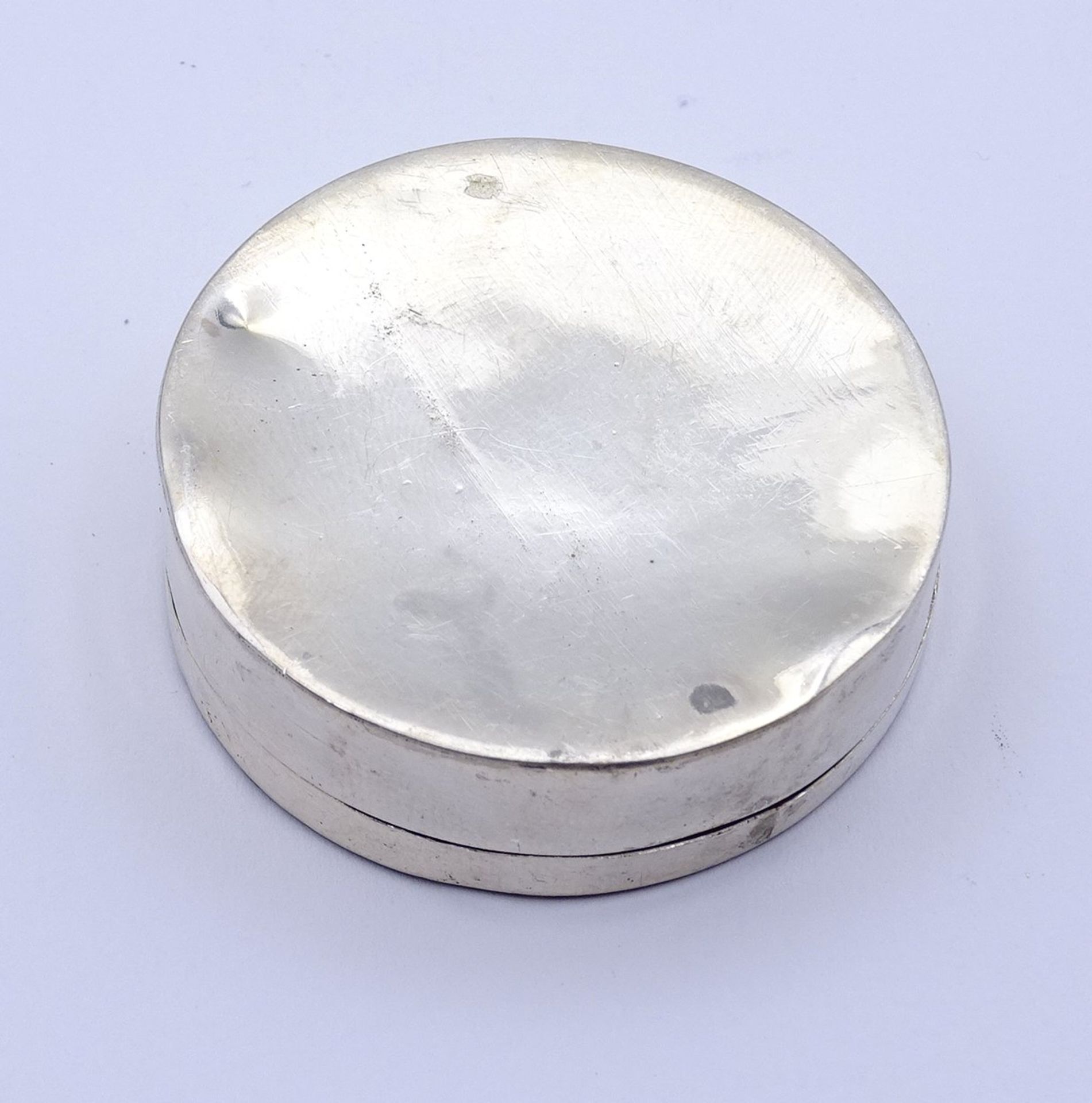 Silberne Pillendose (gepr.) mit Perlmutteinlagen, Ø 4,3 cm, H. 1,2 cm, 22 gr., mit Altersspuren, Pe - Bild 3 aus 3