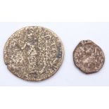 2 antike Münzen, Bronze und Kupfer?, Ø 1,5 und 3 cm, 3 und 10 gr., stark abgerieben