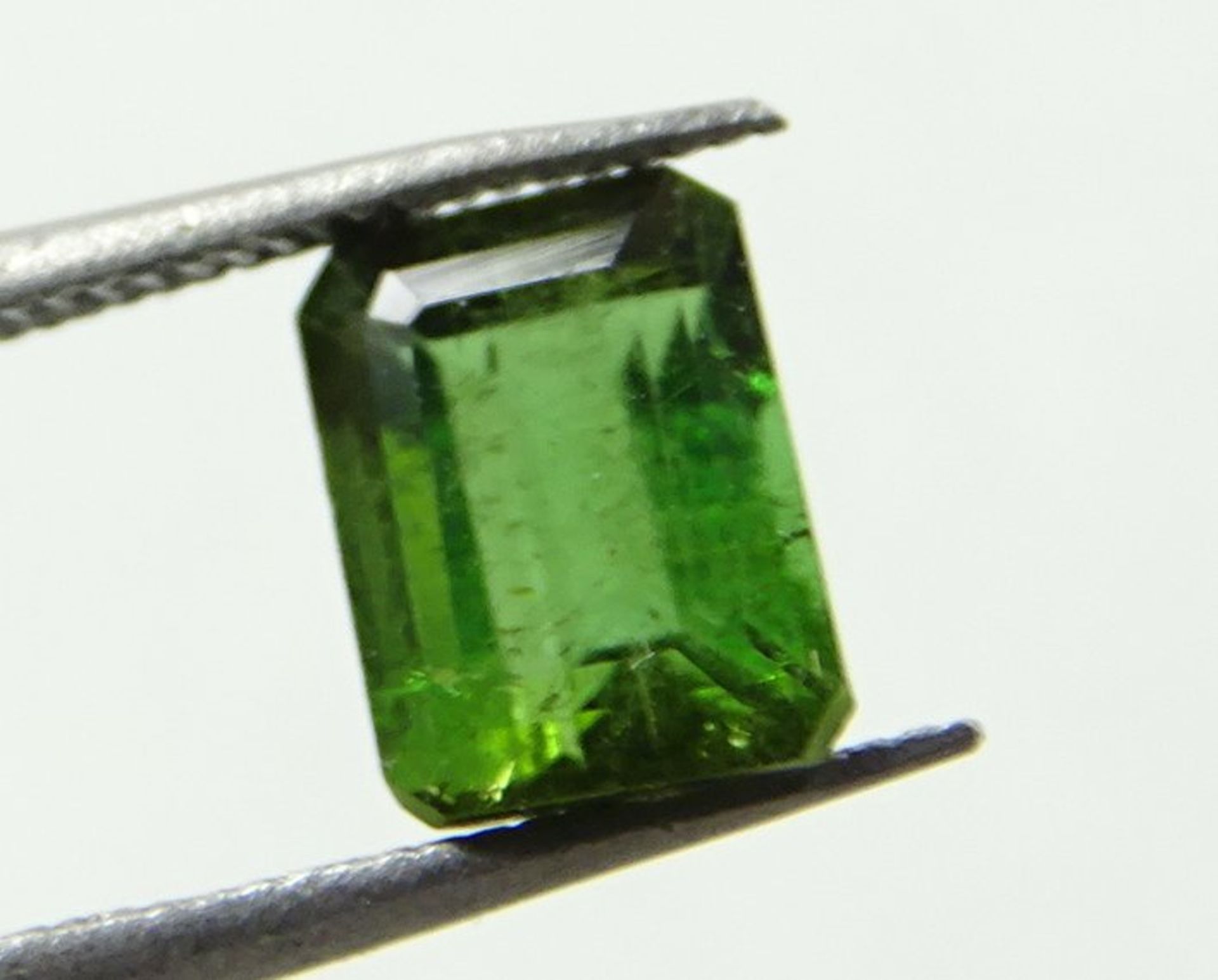 2 Turmaline und ein Rubellit, Rechteckschliff, zus. 2,65 ct., L. 5-7 mm - Bild 4 aus 5