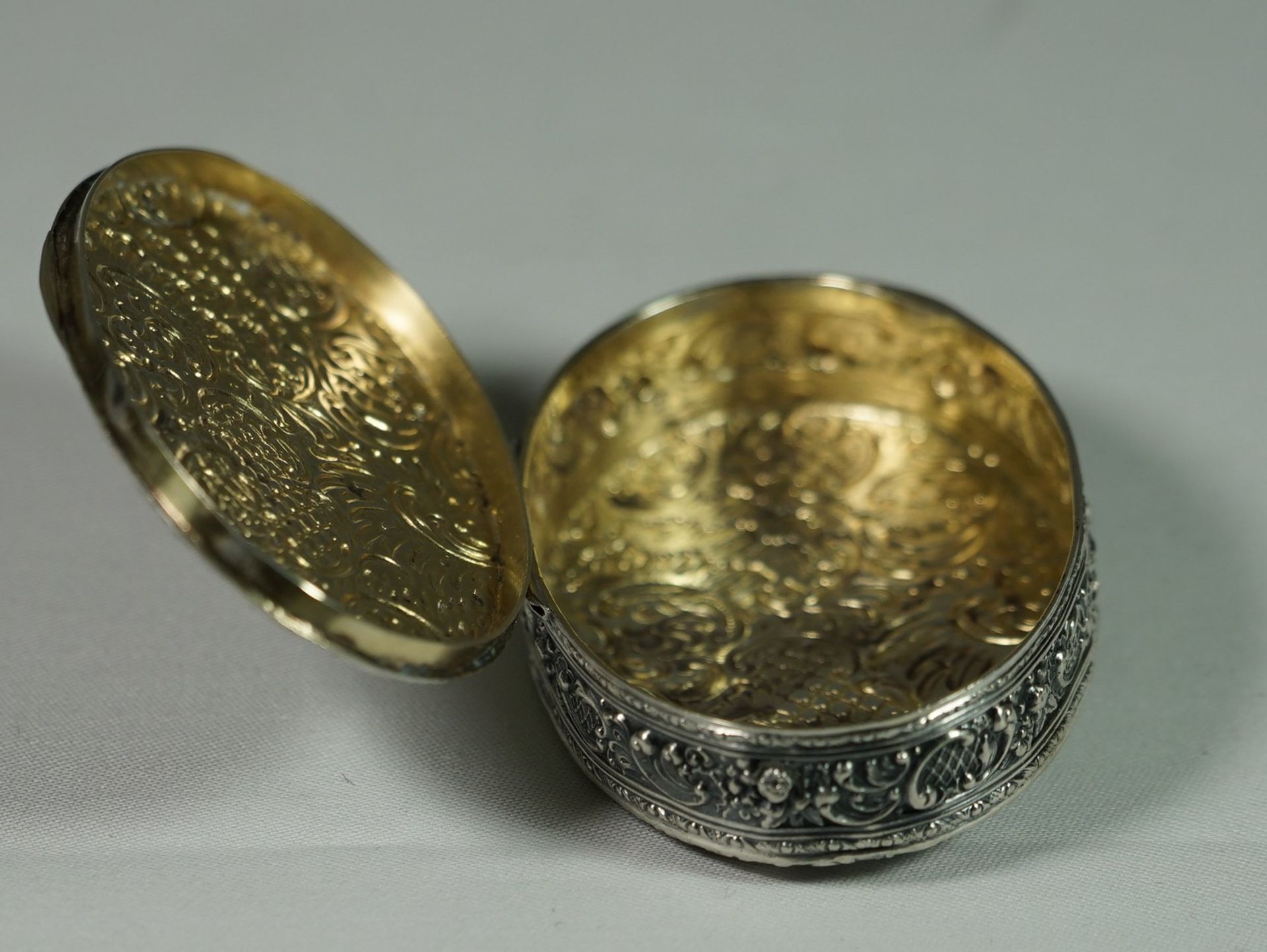 ovale Zierdose, Silber (gepr.), Reliefdekor, ca. 42gr., H-2cm B-7,5cm. - Bild 3 aus 5