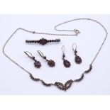 Konvolut alter Granat Schmuck, Collier, Brosche und 2 paar Ohrringe, zus. 13,8g., Collier ca. L.45c