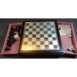 Schach in Kasten, verspiegelte Spielfläche 16x16 cm,  und 32 Glasfiguren, H-4,5 cm