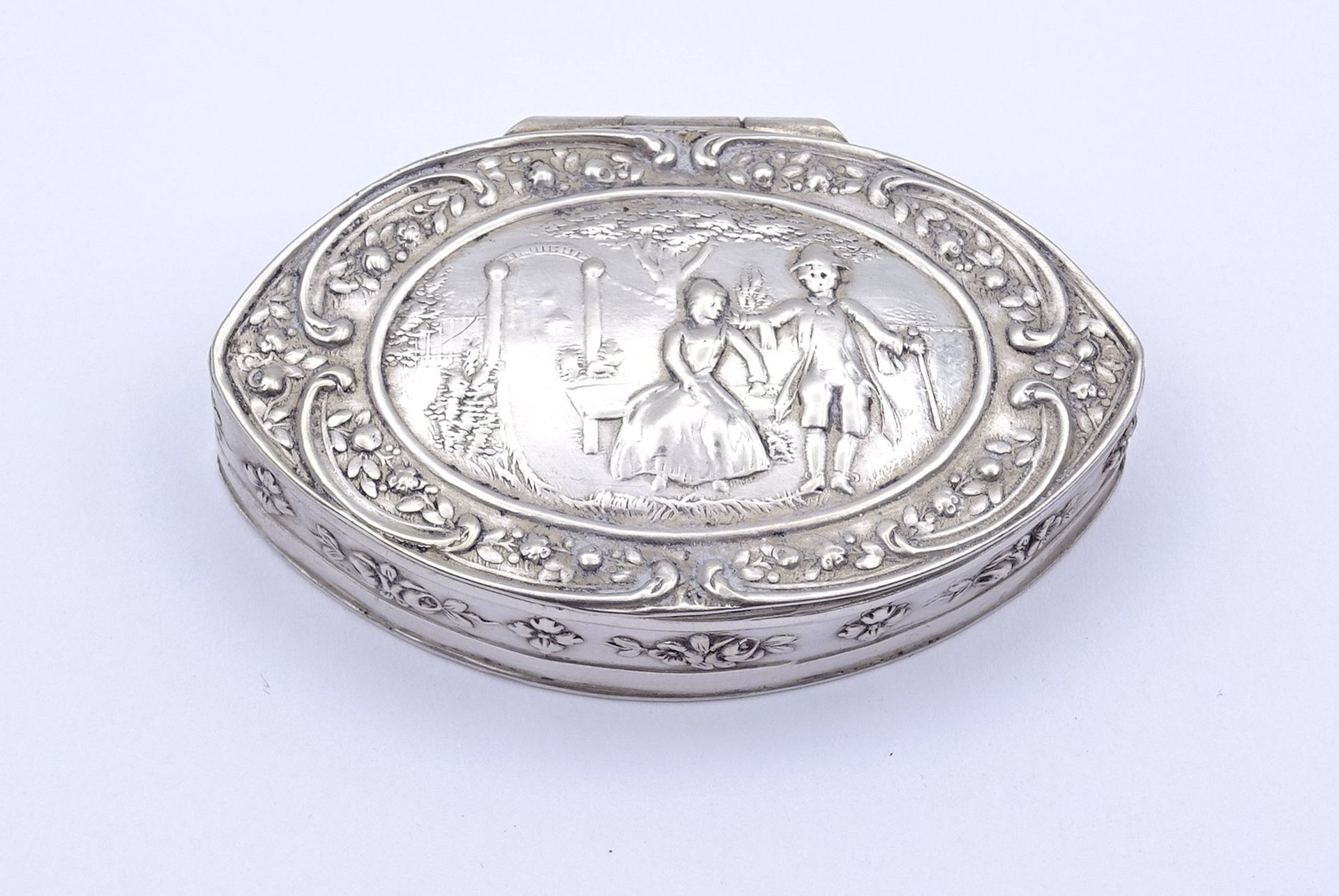 Silberne Pillendose mit figürlicher Szene, Silber geprüft, 5,8 x 3,5 x 1,3 cm, 29 gr., mit leichten