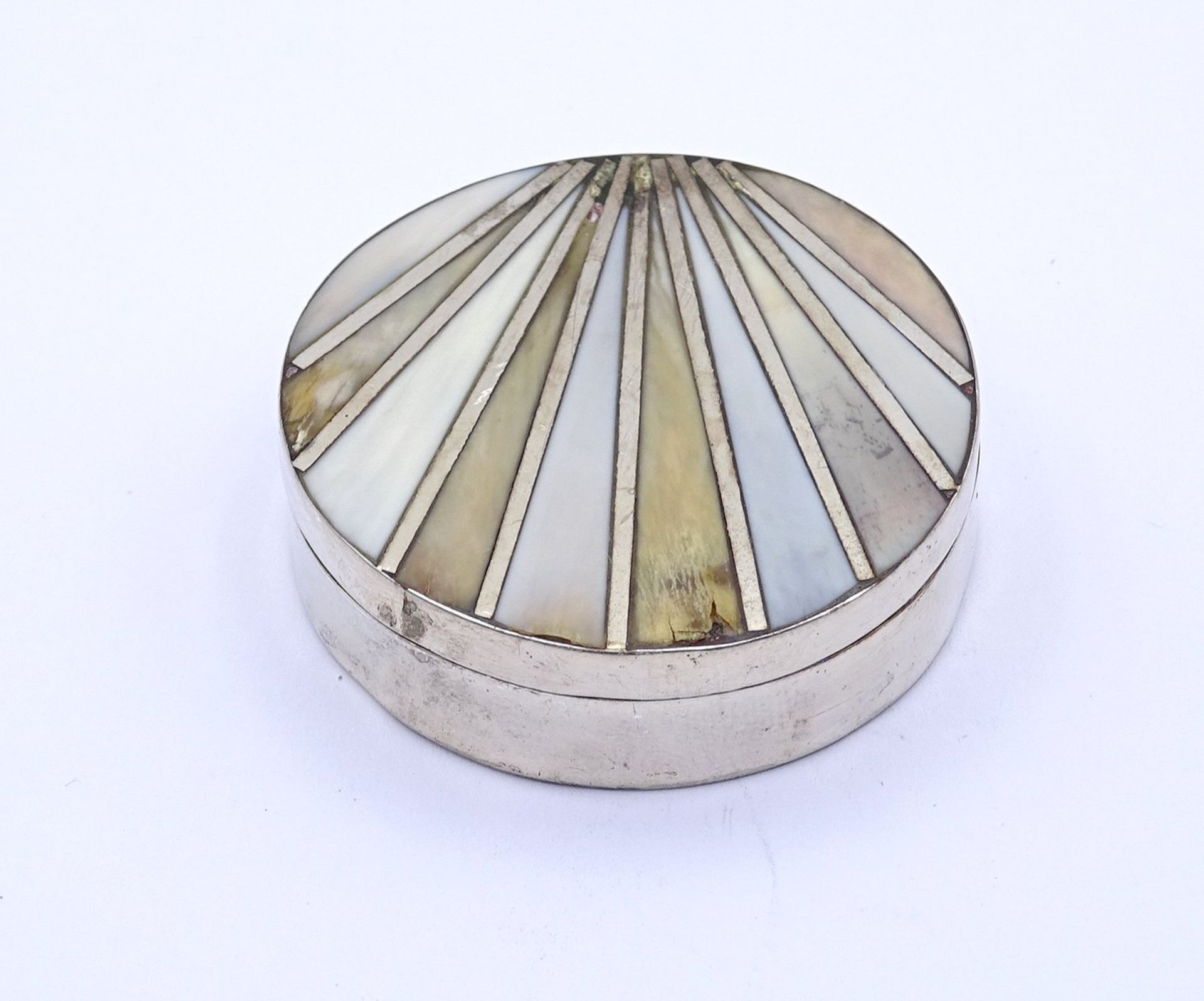 Silberne Pillendose (gepr.) mit Perlmutteinlagen, Ø 4,3 cm, H. 1,2 cm, 22 gr., mit Altersspuren, Pe - Bild 2 aus 3