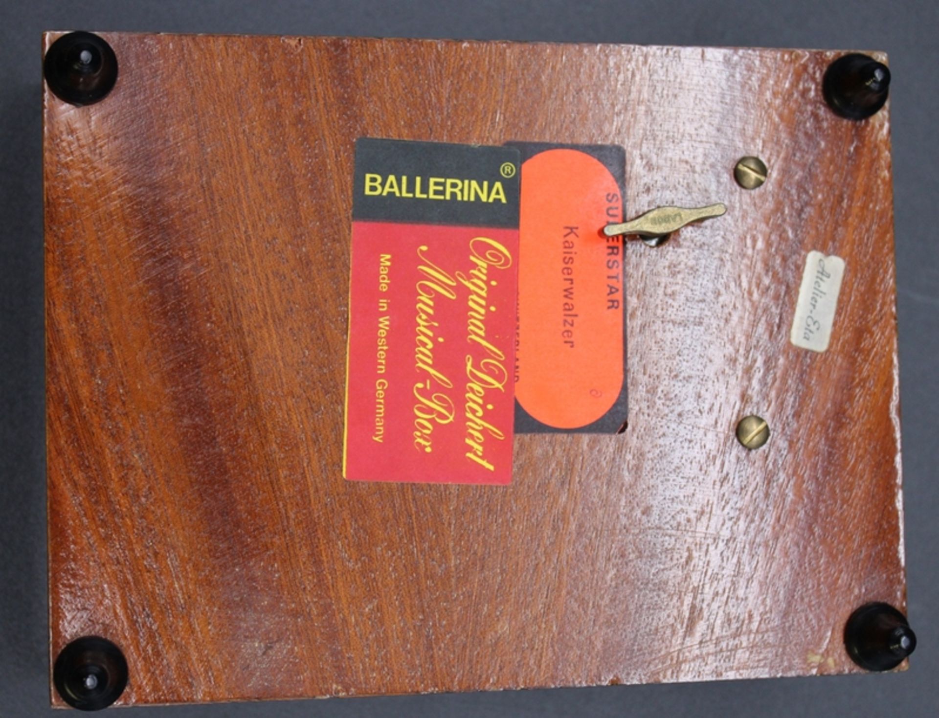 Eine Holzschatulle mit Intarsien und Spieluhr , Original Deichert , H-6cm B- 15,5cm T-11.5cm - Bild 3 aus 3